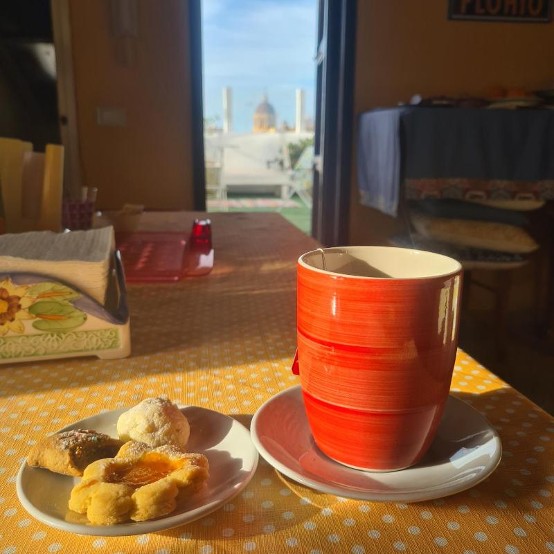 Single Room with Bathroom image 3