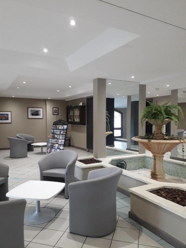 Twin Room image 4
