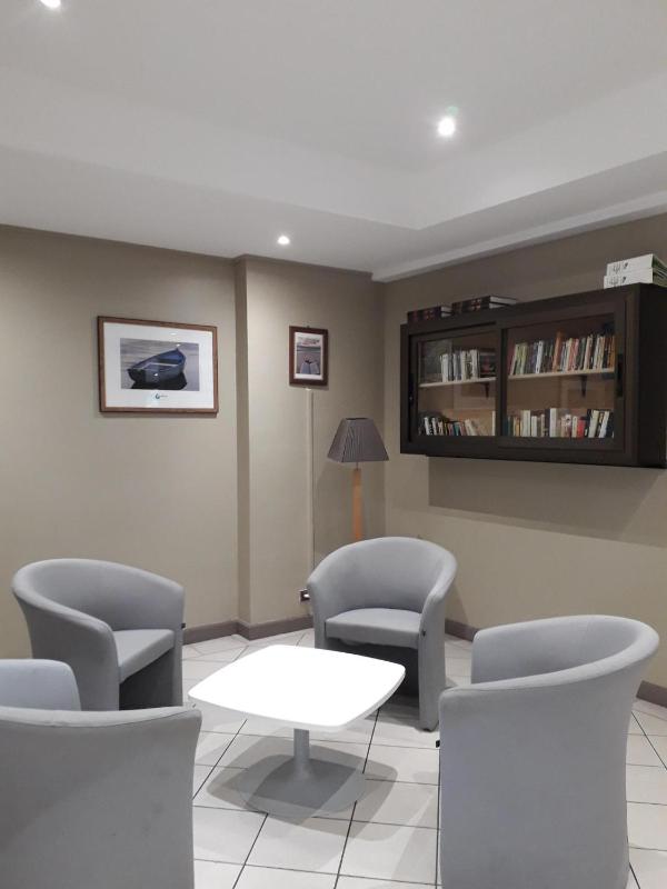 Family Room image 4