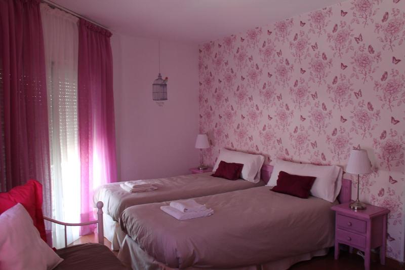 Twin Room with Extra Bed image 4