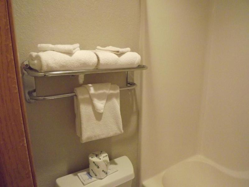 Queen Room - Non-Smoking image 3