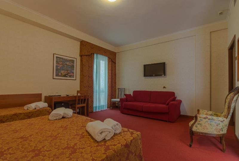 Standard Quadruple Room image 2