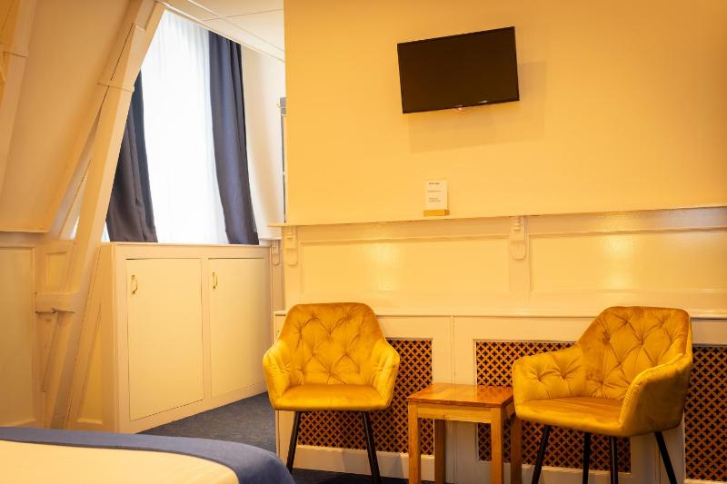 Double Room image 3
