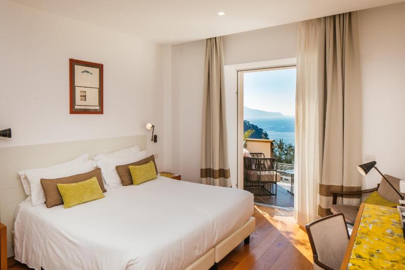 Superior Double Room with Sea View image 1