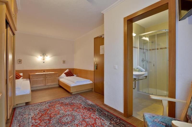 Twin Room image 2