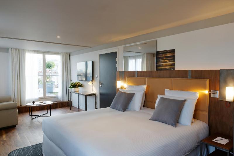Deluxe Suite with One King Bed and Terrace image 1