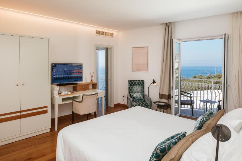 Deluxe Double Room with Side Sea View image 1