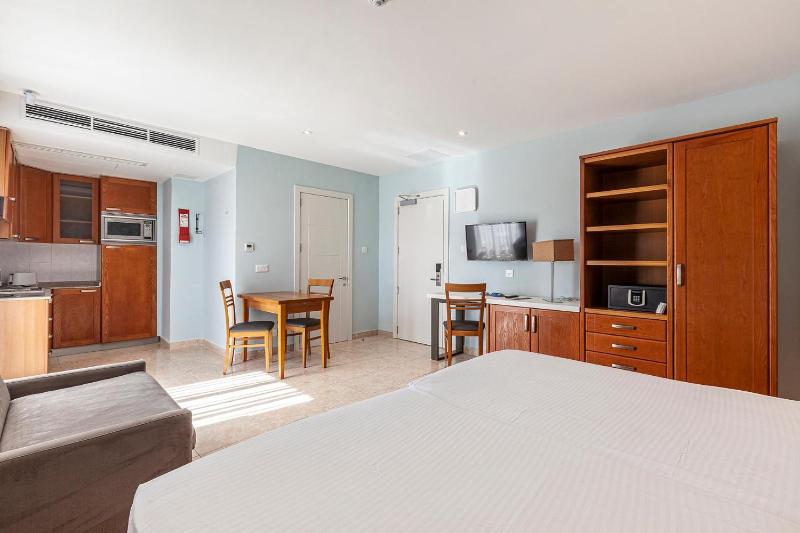 Studio with Sea View image 4