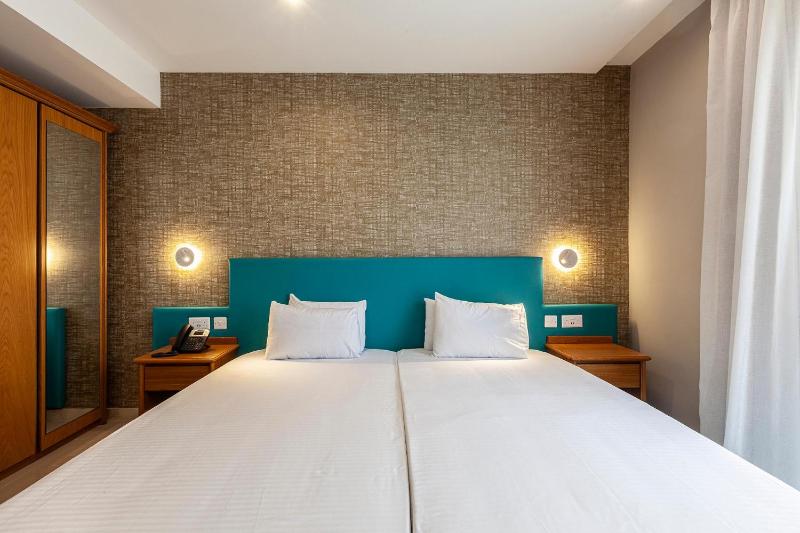 Economy Twin Room image 3