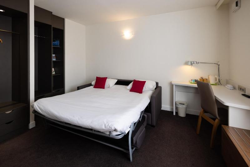 Two Connecting Double Rooms image 1