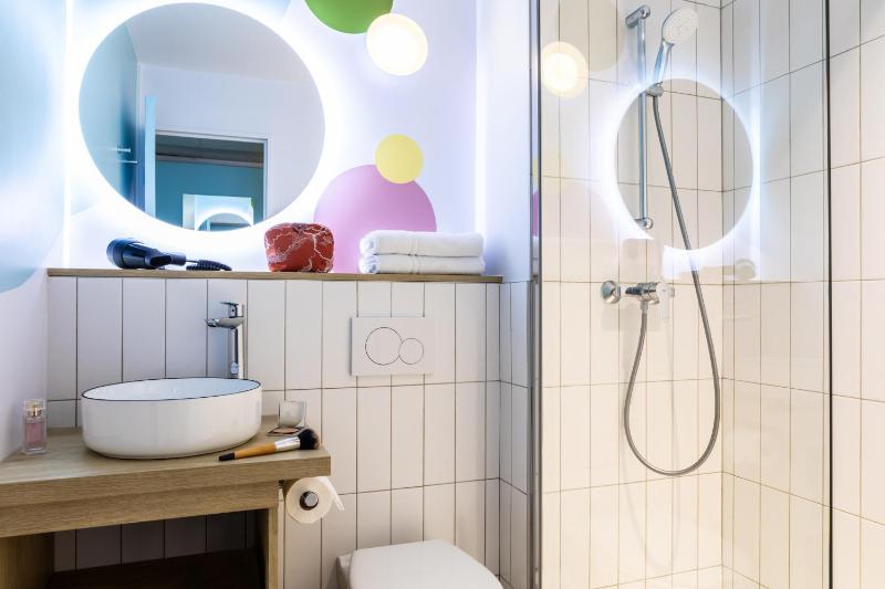 Standard Twin Room image 4