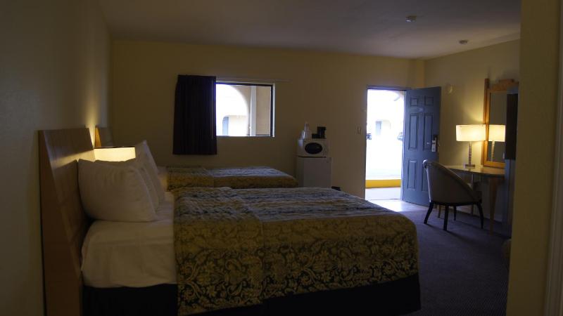 Queen Room with Two Queen Beds - Smoking image 2