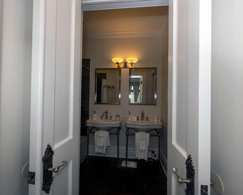 Deluxe Room with King Bed and Double Bed image 3