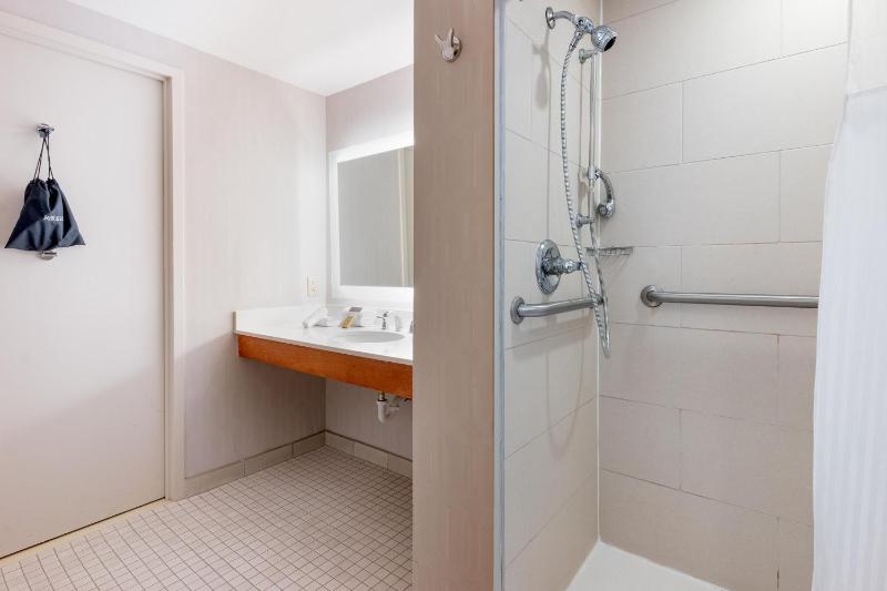 King Room - Disability Access with Roll-In Shower/Non-Smoking image 2