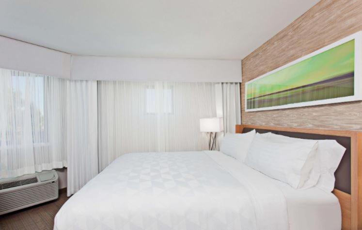 Standard King Room with Balcony image 3