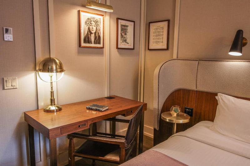 Superior Queen Room image 3