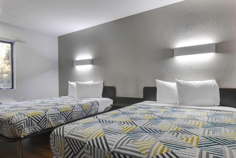 Queen Room with Two Queen Beds - Smoking image 4