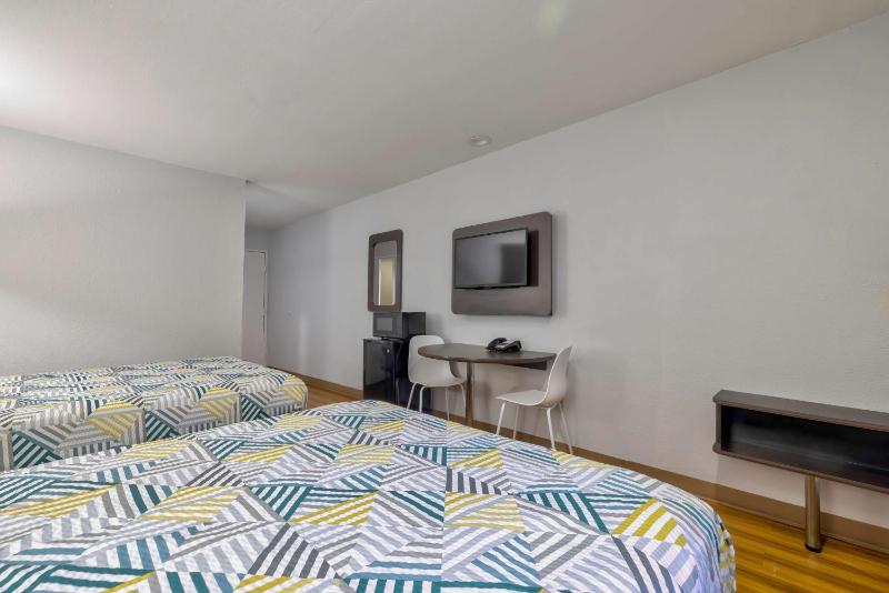 Deluxe Queen Room with Two Queen Beds - Non-Smoking image 4