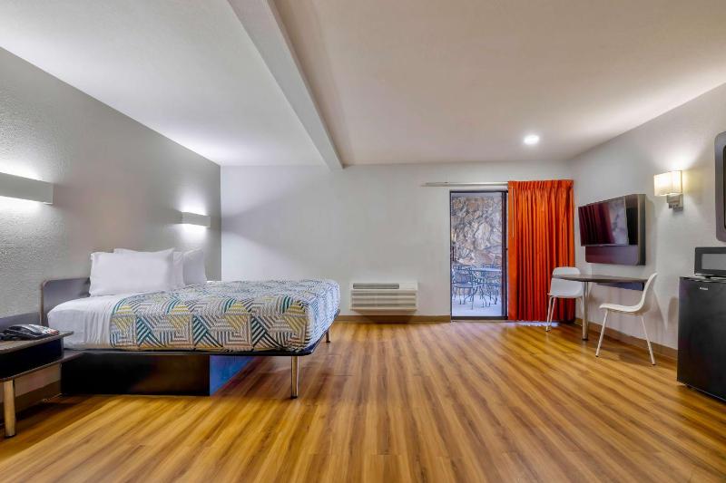 King Room with Roll-in Shower - Disability Access - Non-Smoking image 1