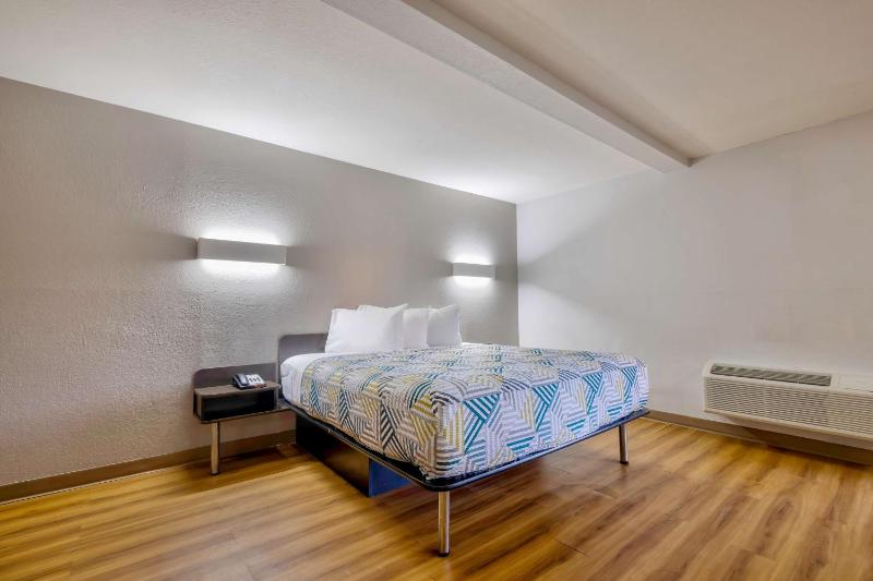 Deluxe King Room - Non-Smoking image 4