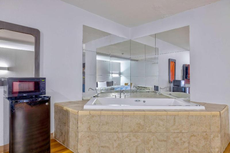 Deluxe Queen Room with Two Queen Beds - Non-Smoking image 3