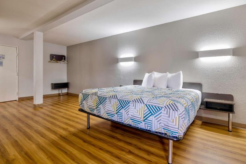 King Room with Roll-in Shower - Disability Access - Non-Smoking image 4