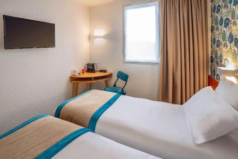Standard Twin Room image 2