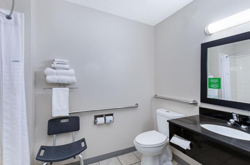 Queen Room - Disability Access/Non-Smoking image 3