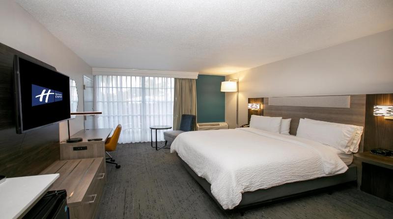 Standard King Room image 3