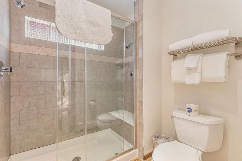Suite with Spa Bath and Kitchenette image 2