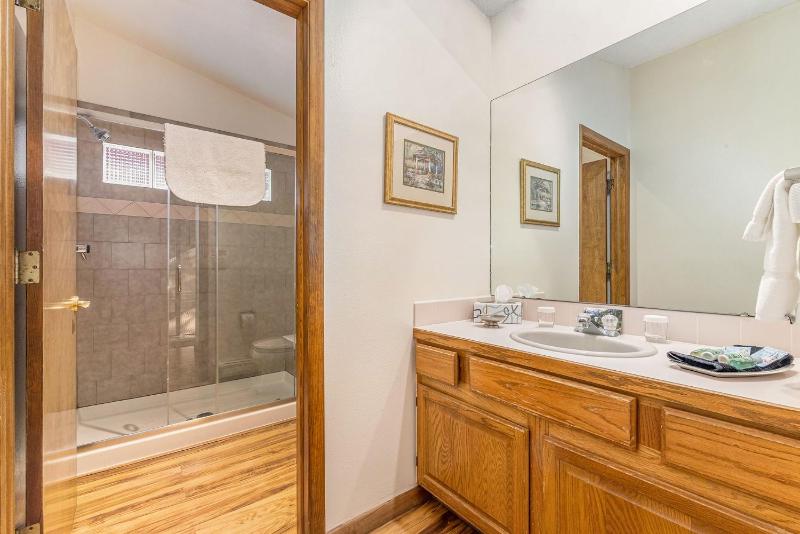 Suite with Spa Bath and Kitchenette image 3