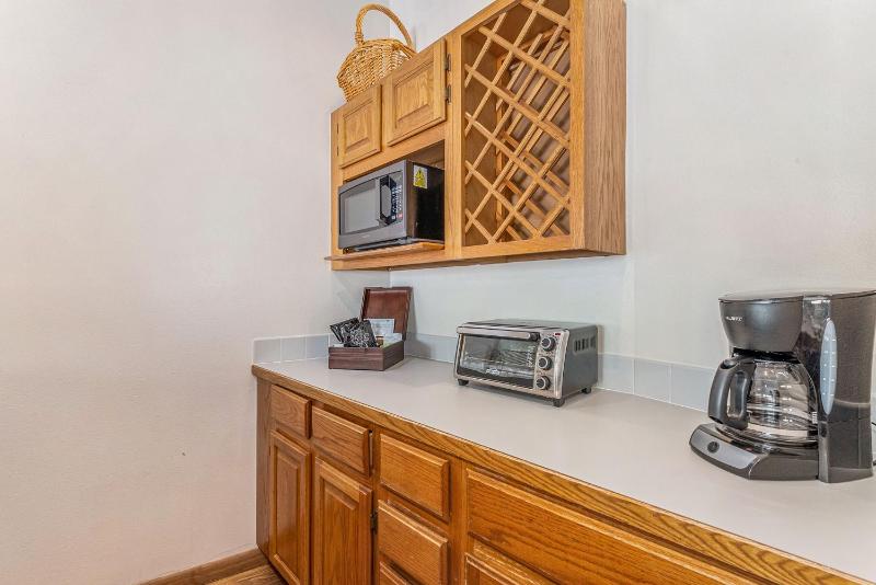 Suite with Spa Bath and Kitchenette image 4