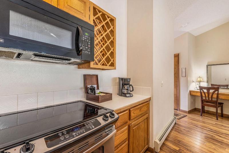 Suite with Spa Bath and Kitchenette with Stove image 4