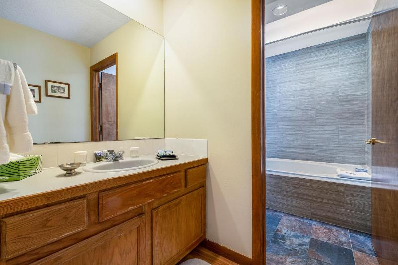 One-Bedroom Suite with Kitchenette - Upper Floor image 3