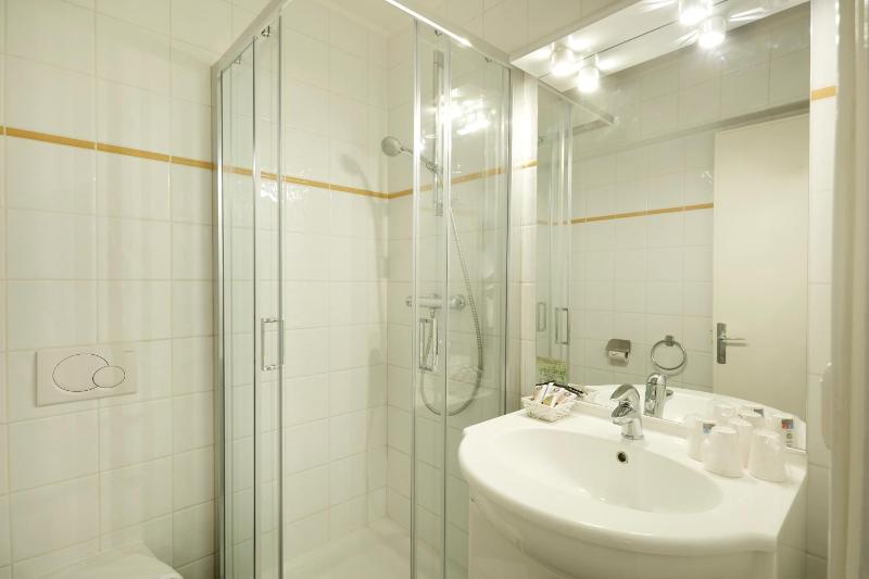 Quadruple Room image 4