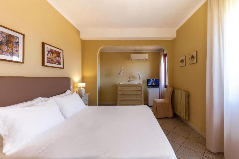 Double or Twin Room with Garden View image 4