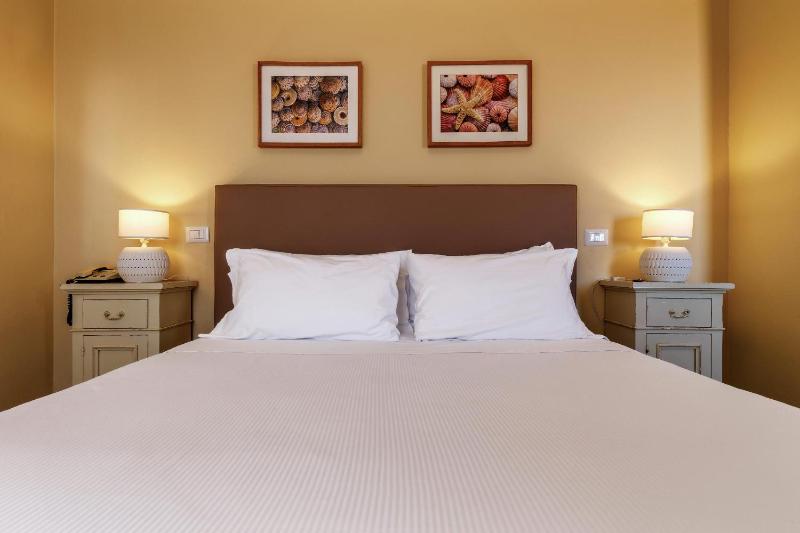 Double or Twin Room with Garden View image 3