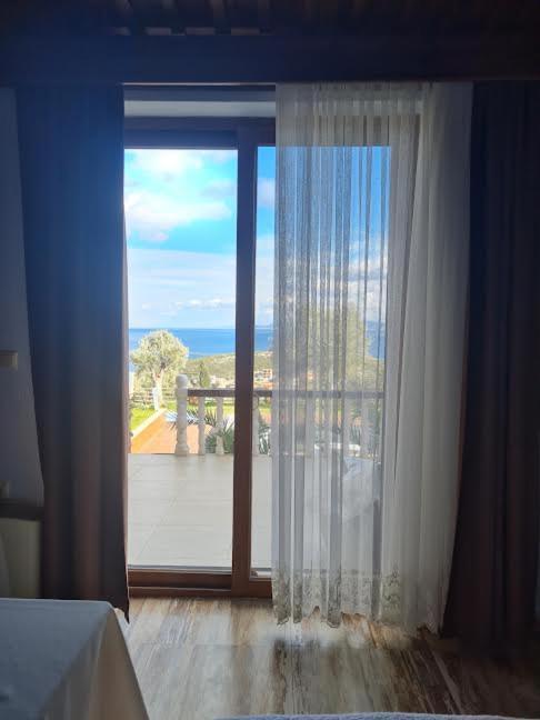Double Room with Balcony and Sea View image 4