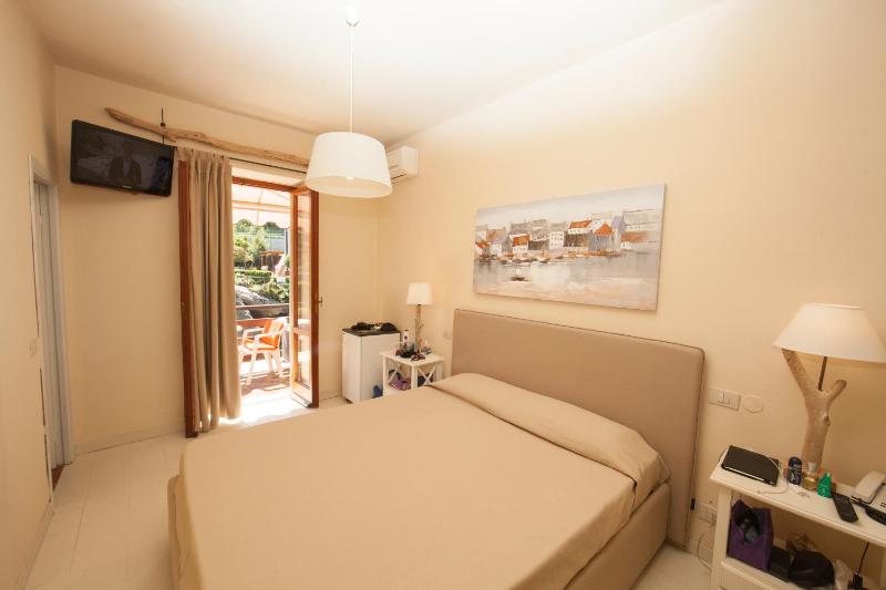 Double Room with Balcony with sea or garden view image 4