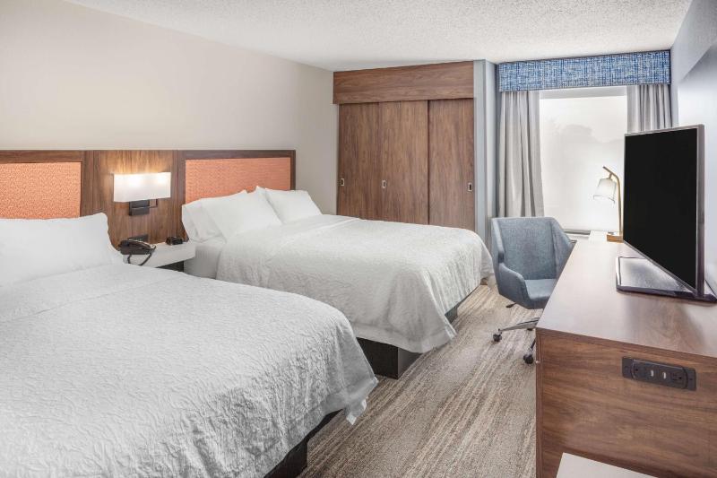 Queen Room with Two Queen Beds - Non-Smoking image 3