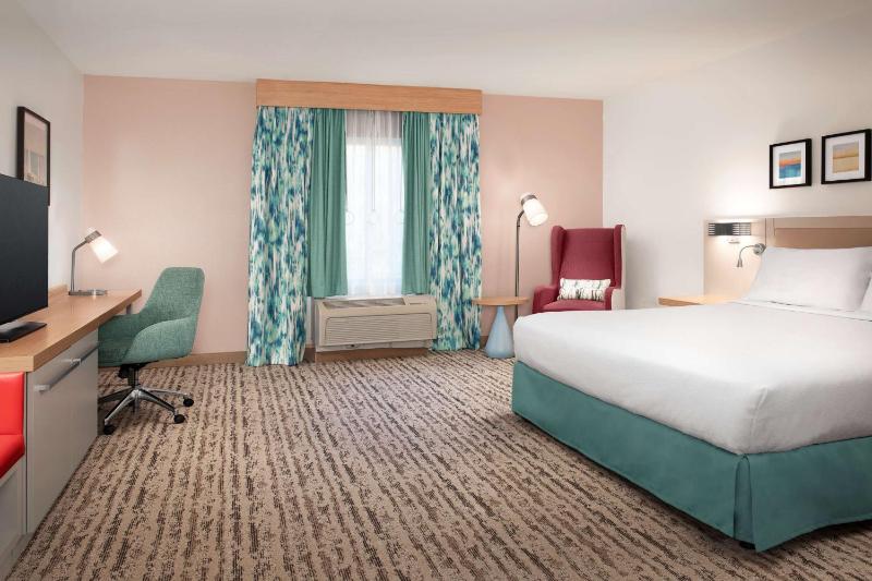 King Room with Tub - Mobility and Hearing Access image 1