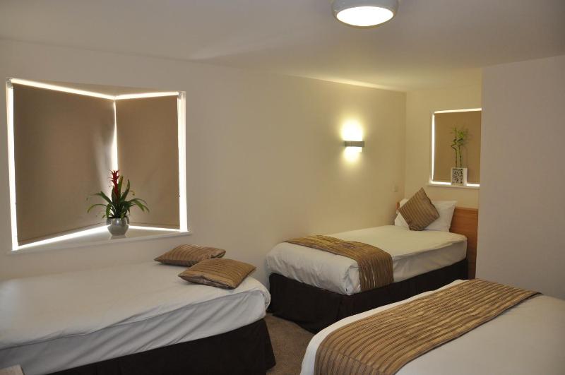 Family Room (6 Adults) image 1