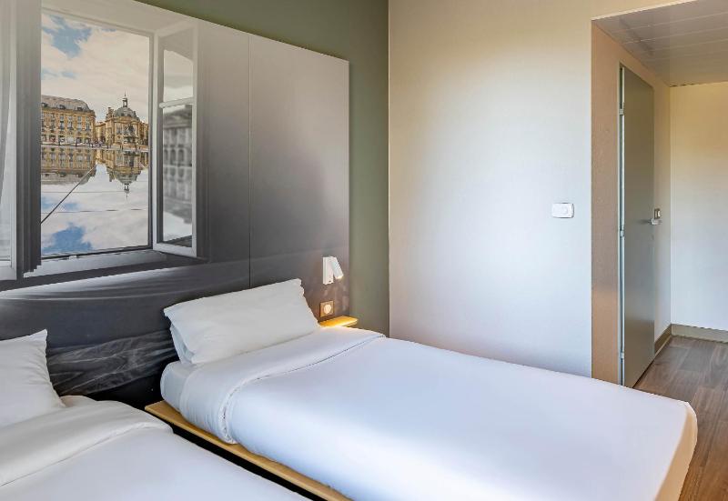 Double or Twin Room image 4