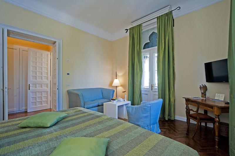 Standard Twin Room with Balcony image 4