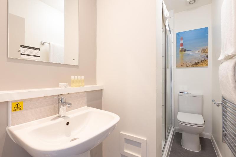 Standard Twin Room with Sea View image 2