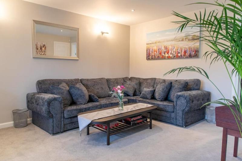 Beautiful & Luxurious Home - Free Parking, Wi-Fi Images