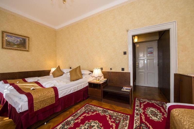 Standard Triple Room image 2