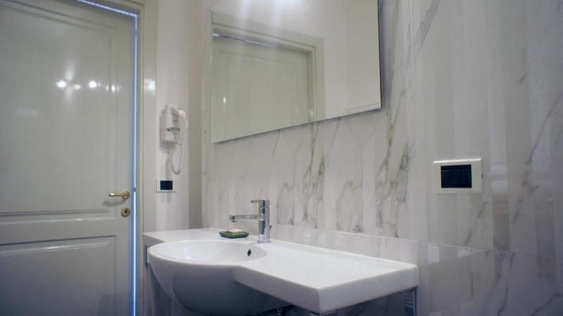 Deluxe Double Room image 3