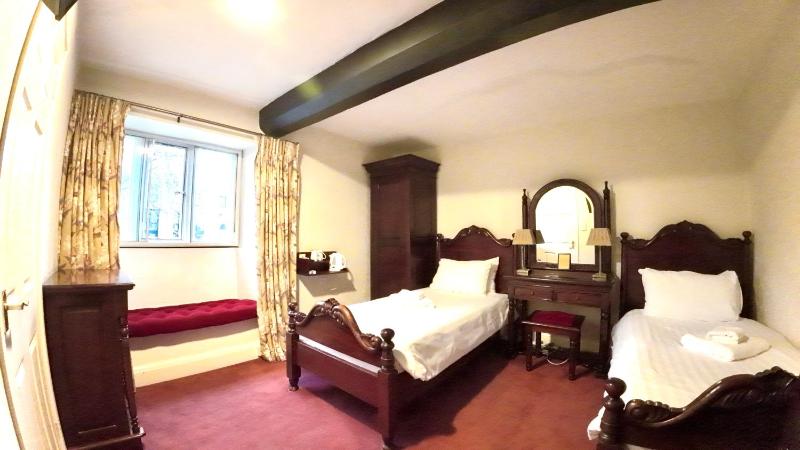 Standard Twin Room with Shower image 3