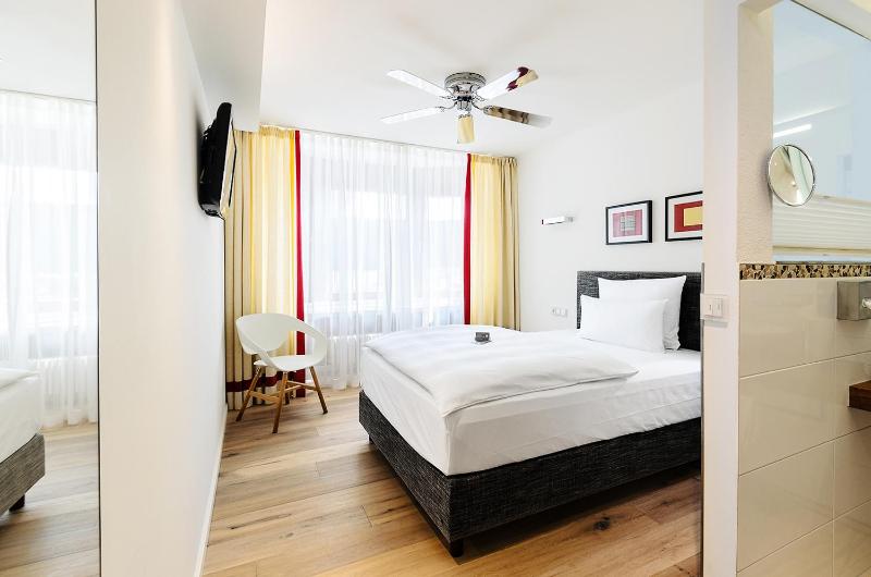 Small Double Room image 3
